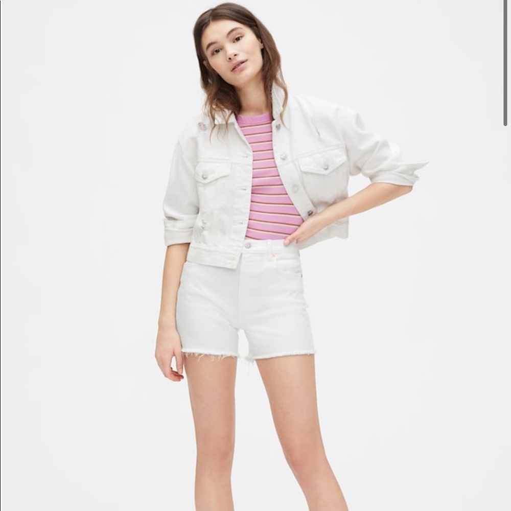 white gap jean shorts‼️